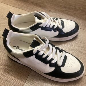 No Boundaries Black and White Women's Sneakers SZ 8 Preloved